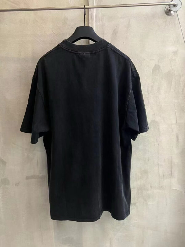 T-shirt nero casual vista dietro, stile minimalista, morbido tessuto e design semplice.