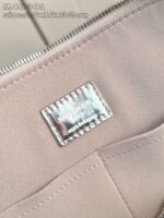 Borsa beige elegante con dettaglio in metallo satinato e cuciture precise, perfetta per ogni occasione.