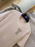 T-Shirt beige con fiocco decorativo e stile minimalista, perfetta per look casual eleganti.