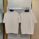 Paio di T-shirt beige minimaliste casual su attaccapanni moderno, stile neutro e versatile.