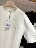 T-shirt bianche e nere eleganti, stile minimalista, tessuto di qualità, perfette per un look casual chic.