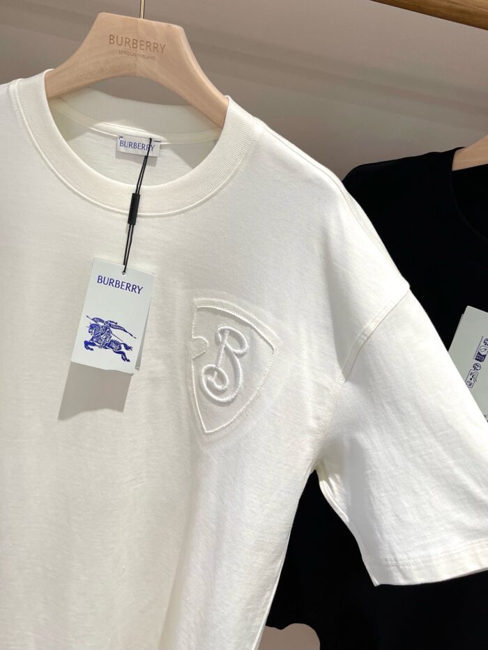 T-shirt bianche e nere eleganti, stile minimalista, tessuto di qualità, perfette per un look casual chic.