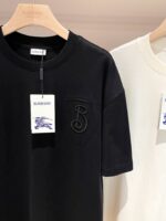 T-shirt minimalista nero e bianco con tasca ricamata, stile elegante e alta qualità.