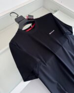 T-shirt nera minimalista con logo sottile, morbida e moderna, perfetta per look casual e trendy.