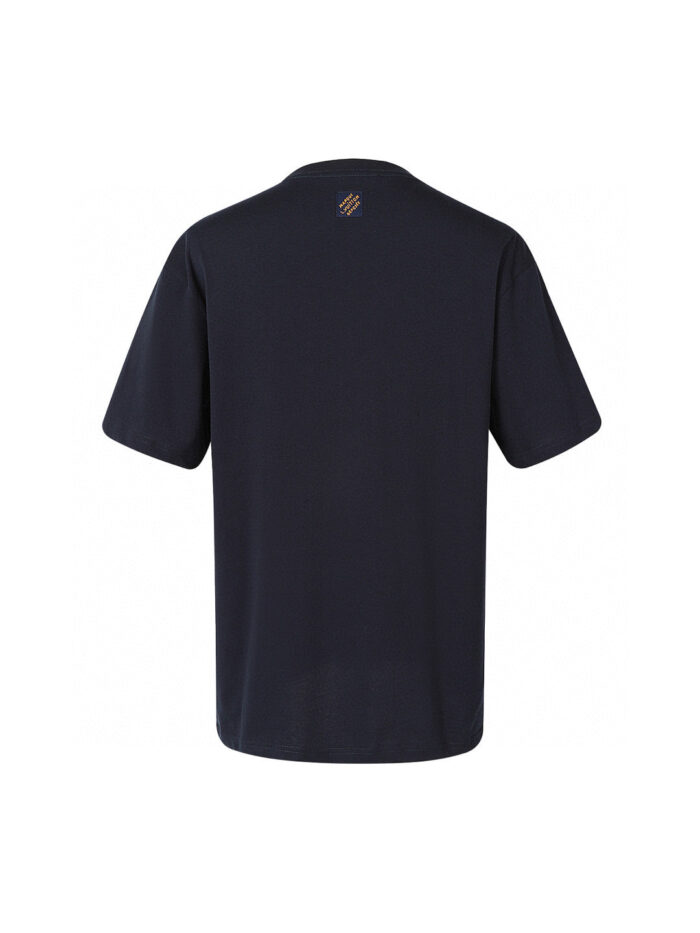 Maglietta navy semplice con logo ricamato, girocollo e vestibilità comoda, stile casual e versatile.