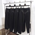 Pantaloni jogger neri moderni con logo, ideali per streetwear e athleisure casuale.