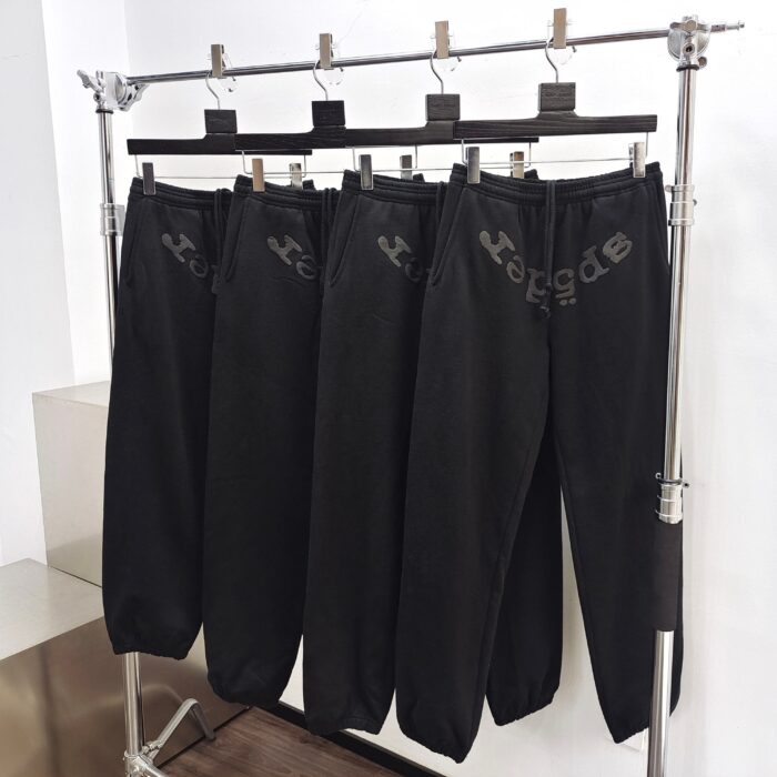 Pantaloni jogger neri moderni con logo, ideali per streetwear e athleisure casuale.