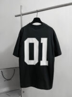 Maglietta nera con numero bianco 01, stile streetwear casual, design minimalista e moderno.