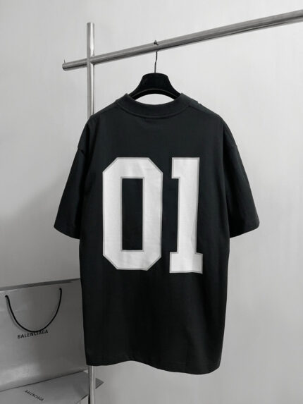 Maglietta nera con numero bianco 01, stile streetwear casual, design minimalista e moderno.