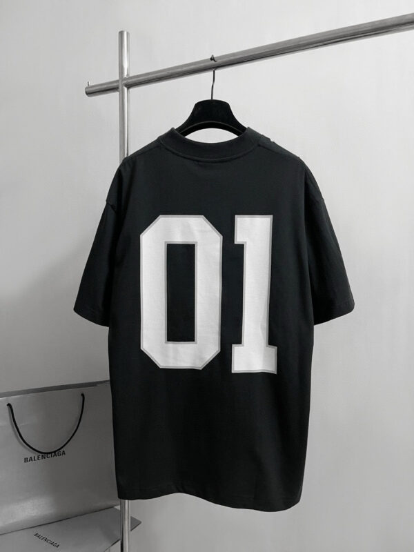 Maglietta nera con numero bianco 01, stile streetwear casual, design minimalista e moderno.