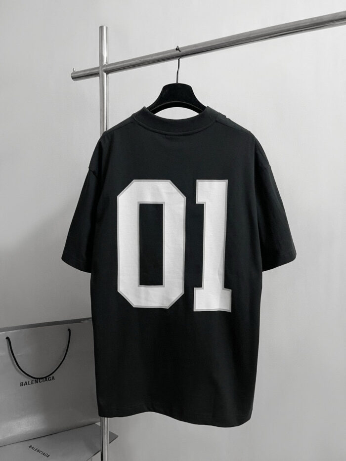 Maglietta nera con numero bianco 01, stile streetwear casual, design minimalista e moderno.
