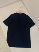 T-shirt nera minimalista vista di spalle, tessuto morbido e stile versatile.