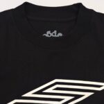 Maglietta nera corta con logo bianco S, stile moderno, casual e confortevole.