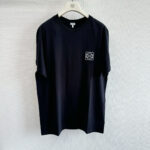 Maglietta nera oversize con logo discreto, stile minimalista e comfort casual.