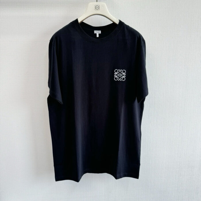 Maglietta nera oversize con logo discreto, stile minimalista e comfort casual.