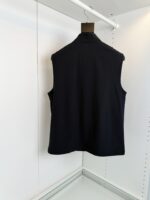 Gilet nero senza maniche, stile minimalista, con colletto alto, vista posteriore, elegante e versatile.