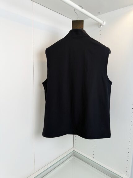 Gilet nero senza maniche, stile minimalista, con colletto alto, vista posteriore, elegante e versatile.