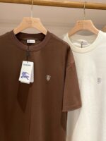 T-shirt minimalista marrone e bianca con ricamo elegante, perfette per uno stile casual e raffinato.