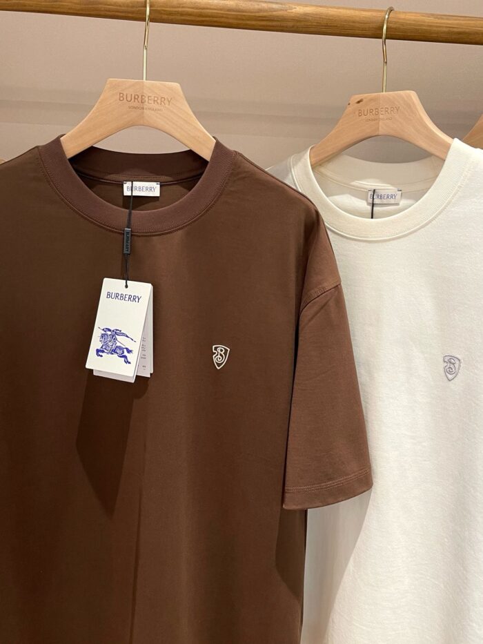 T-shirt minimalista marrone e bianca con ricamo elegante, perfette per uno stile casual e raffinato.