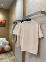 T-shirt minimaliste in negozio elegante, stile moderno, comfort e design raffinato.