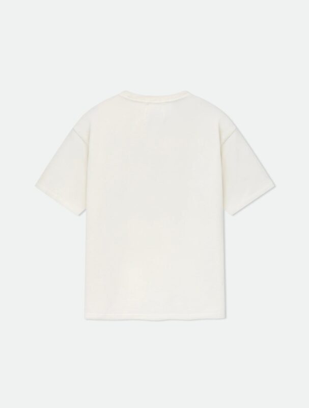 Maglietta cream minimalista senza stampa, stile casual e versatile, comoda e facile da abbinare.