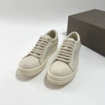 Sneakers eleganti crema, stile minimalista, comfort, dettagli raffinati, ideale per look sofisticati.
