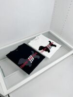 T-shirt minimalista con cane stilizzato e scritta Think in mostra elegante.