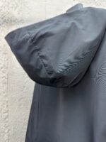 Felpa grigia minimalista con cappuccio e manica puffed, stile casual e moderno.