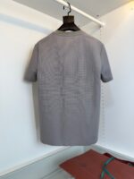 Maglietta grigia a maniche corte, stile minimalista e versatile, perfetta per ogni occasione eleganti.