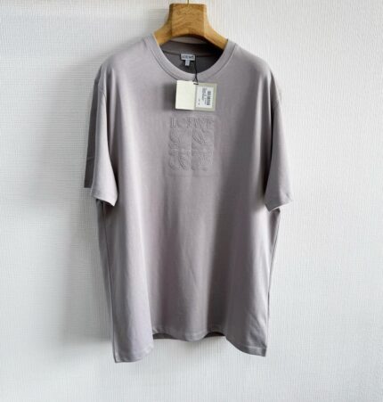 Maglietta grigia casual con stampa sottile, tessuto morbido, ideale per ogni outfit.
