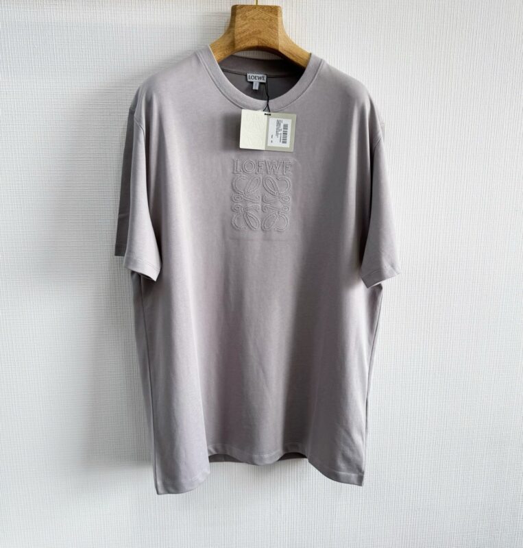 Maglietta grigia casual con stampa sottile, tessuto morbido, ideale per ogni outfit.
