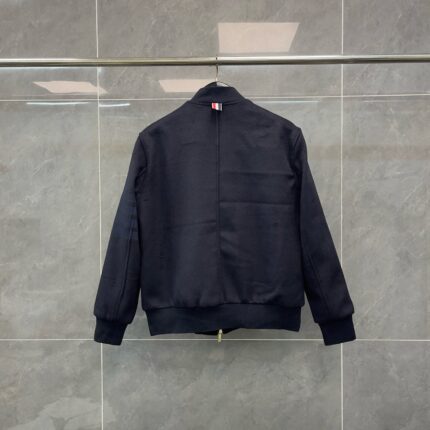 Giacca navy minimalista elegante, moderno, leggera e versatile, perfetta per occasioni casual e semi-formali.