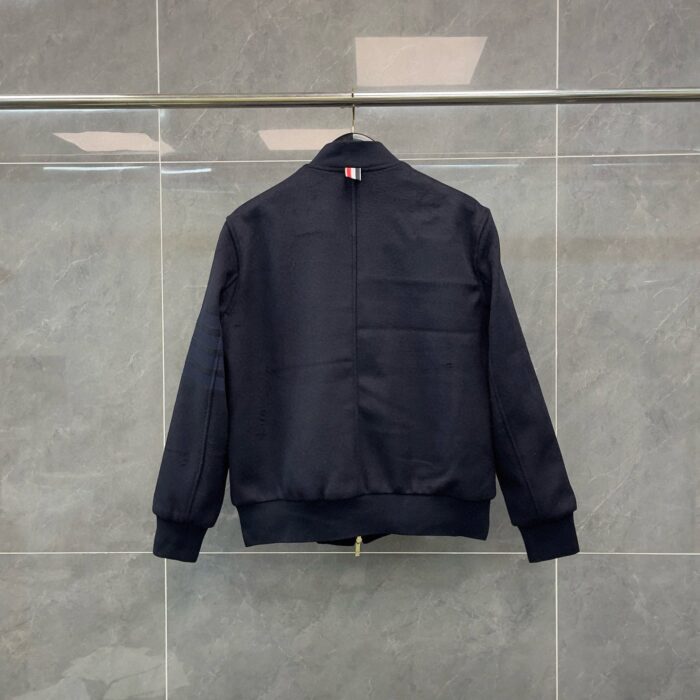 Giacca navy minimalista elegante, moderno, leggera e versatile, perfetta per occasioni casual e semi-formali.