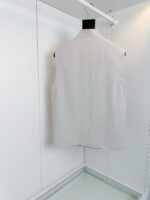 Maglietta senza maniche bianca, semplice ed elegante, perfetta per un look minimalista e versatile.