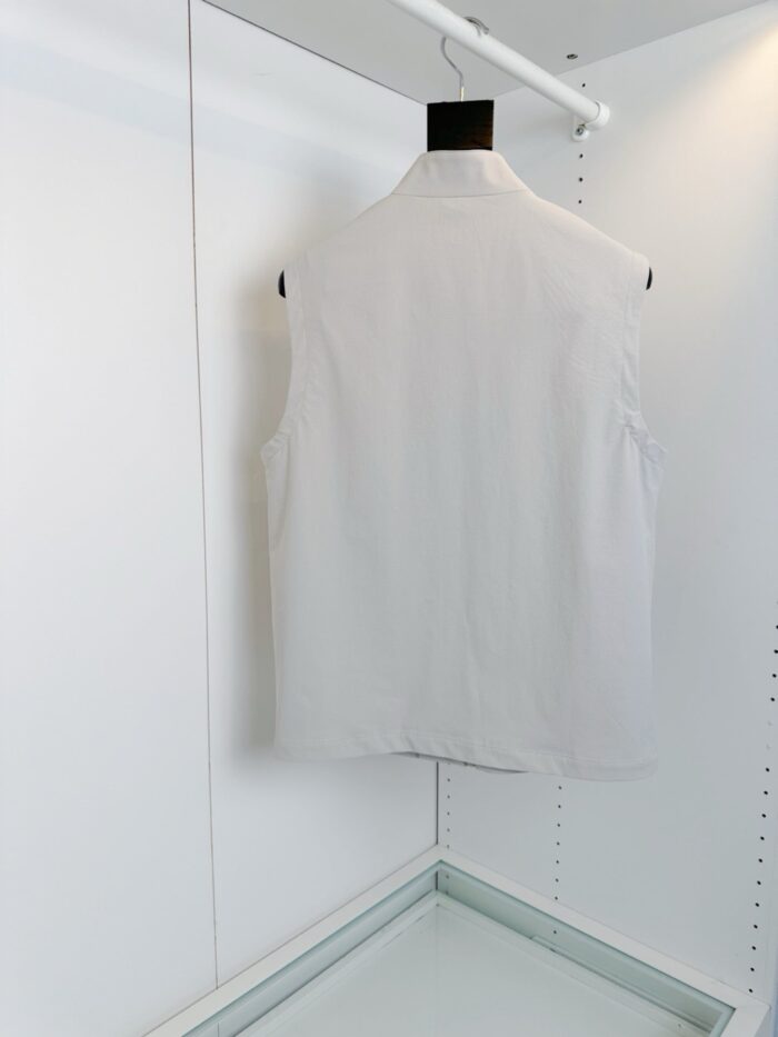 Maglietta senza maniche bianca, semplice ed elegante, perfetta per un look minimalista e versatile.