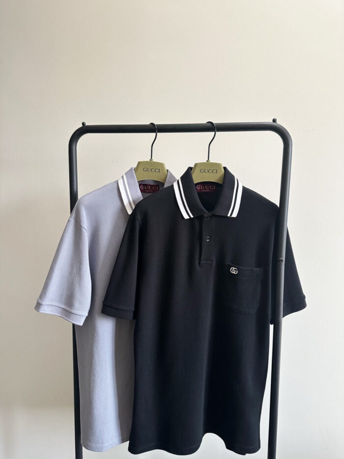 Polo shirt uomo in lavanda e nero su stand moderno, stile minimalista ed elegante.