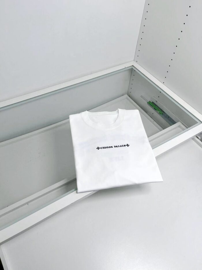 Maglietta bianca “COLD STORAGE” nel freezer, scena minimalista e ironica.