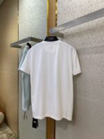 Maglietta bianca minimalista in esposizione moderna, tessuto leggero e design elegante in negozio di moda