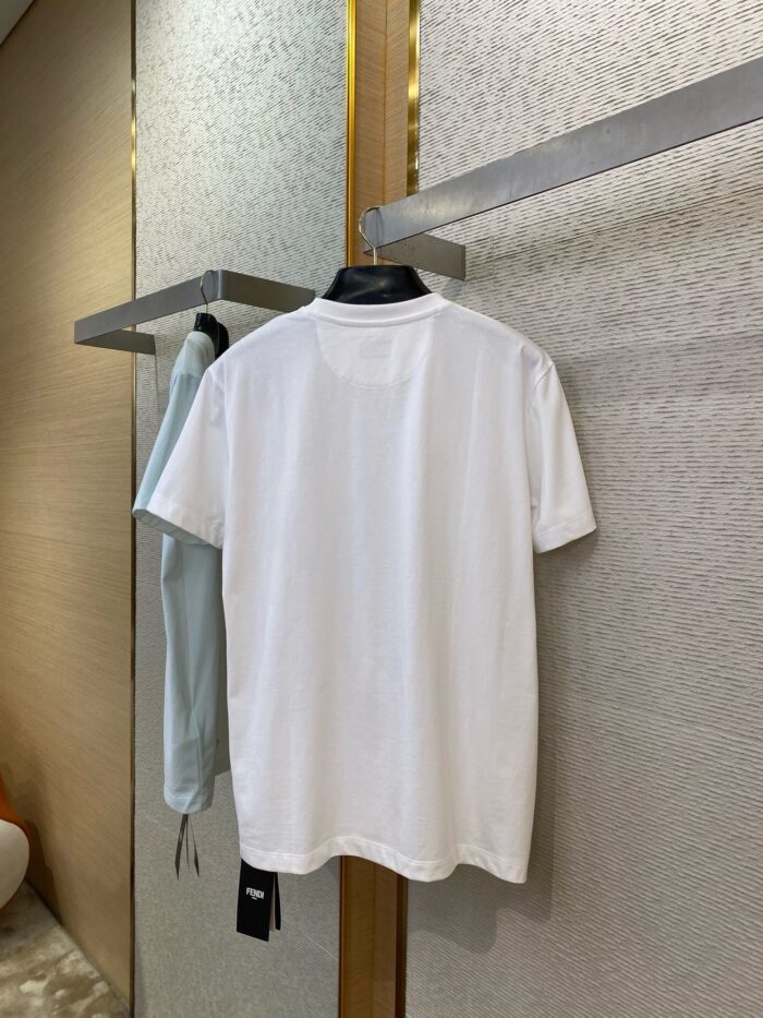 Maglietta bianca minimalista in esposizione moderna, tessuto leggero e design elegante in negozio di moda