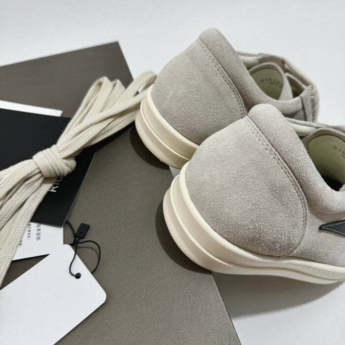 Sneakers in camoscio beige minimaliste, eleganti e versatili per ogni occasione.