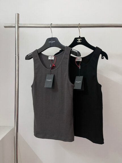 Top senza maniche grigio e nero su scaffale moderno, ideale per look casual e alla moda.