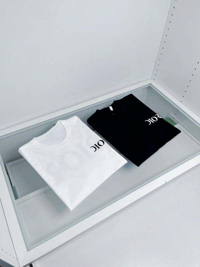 Magliette bianca e nera con OK in vetrina minimalista e moderna