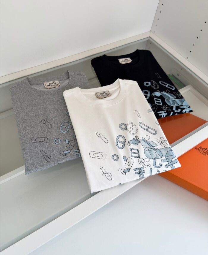 Tre T-shirt monocromatici con design artistici, pronti per lo stile casual e moderno.