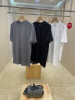 Magliette minimaliste grigio, nero, bianco con accessori in legno, in design moderno e elegante.