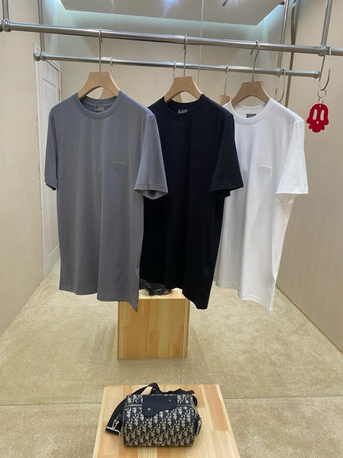 Magliette minimaliste grigio, nero, bianco con accessori in legno, in design moderno e elegante.
