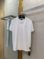 T-shirt minimalista bianco e azzurro in negozio di moda elegante e moderna.