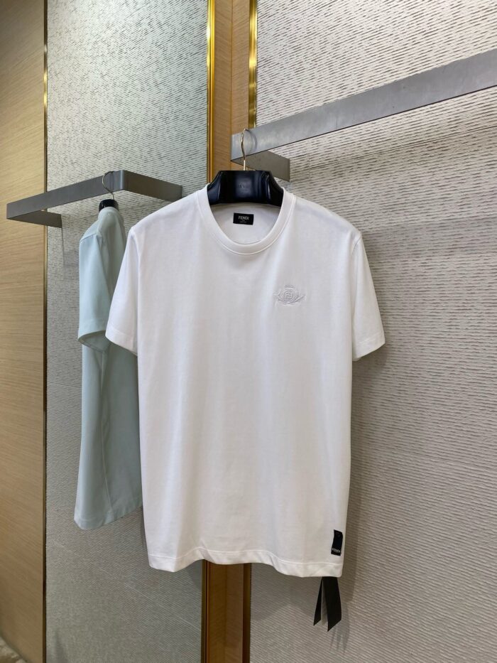T-shirt minimalista bianco e azzurro in negozio di moda elegante e moderna.