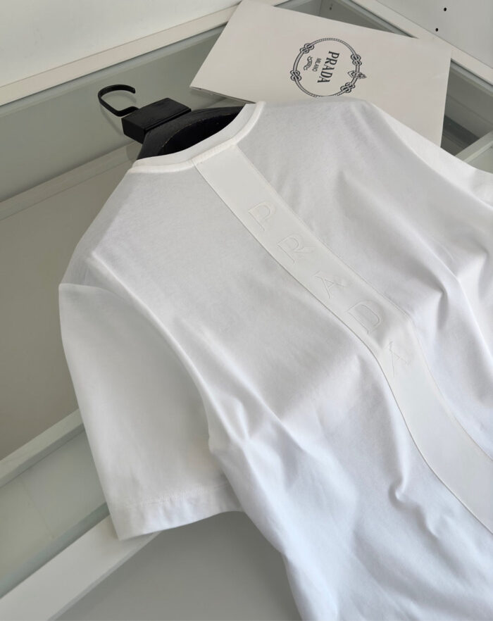 Maglietta bianca casual con bottoni sul retro, versatile e elegante, perfetta per ogni occasione.