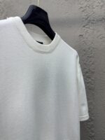 Maglietta bianca minimalista con taglio oversize, tessuto morbido e design confortevole.