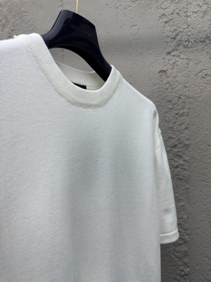 Maglietta bianca minimalista con taglio oversize, tessuto morbido e design confortevole.